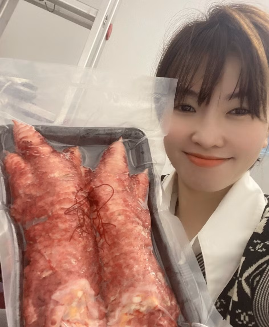 Cụ thể, chân gà loại 8 - 9 chiếc/kg giá 370.000 đồng/kg, loại 6 chiếc/kg giá 420.000 đồng/kg, Đặc biệt, chân gà Đông Tảo to nhất 2-3 chiếc/kg thuộc hàng hiếm, giá lên tới 1,350 triệu đồng/kg. Ảnh: Infonet