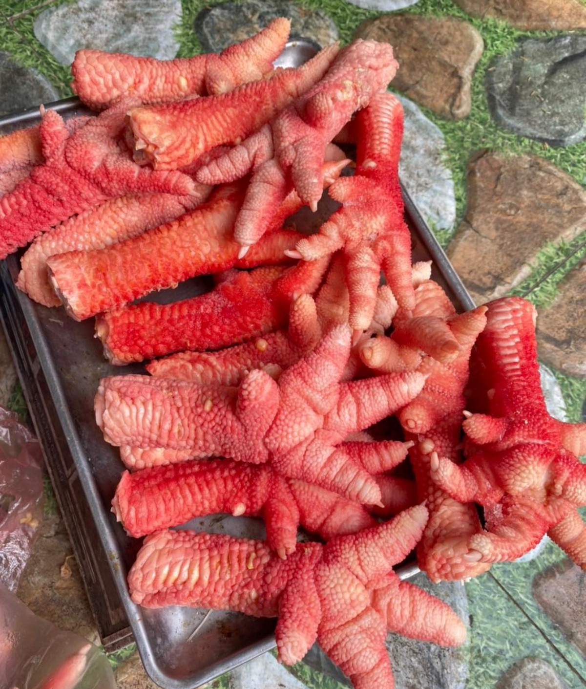 Bình thường, chân gà Đông Tảo loại to được nhiều khách hàng săn đón. Đợt này đúng mùa World Cup nên nhu cầu càng tăng cao. Ảnh: Facebook