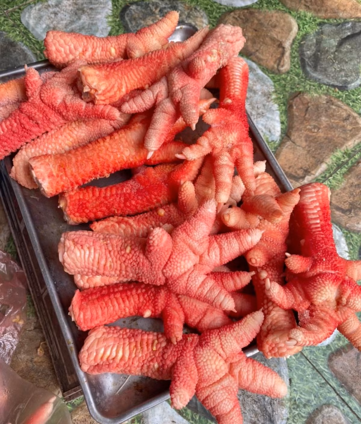 Bình thường, chân gà Đông Tảo loại to được nhiều khách hàng săn đón. Đợt này đúng mùa World Cup nên nhu cầu càng tăng cao. Ảnh: Facebook