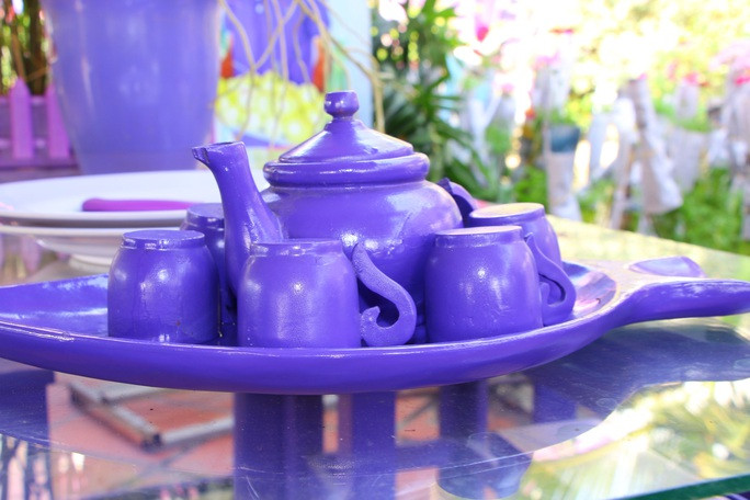 Bộ ấm chén uống nước màu tím đặc biệt. Ảnh: Nld