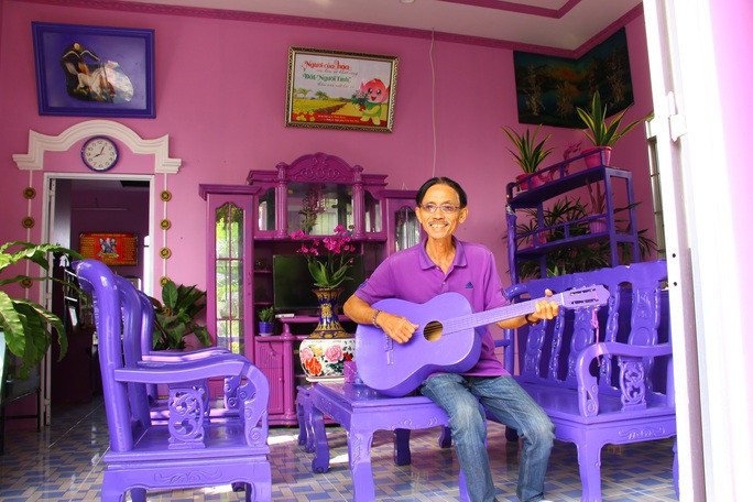 Bộ bàn ghế trong phòng khách cũng mang màu tím đặc biệt. Ảnh: NLĐ