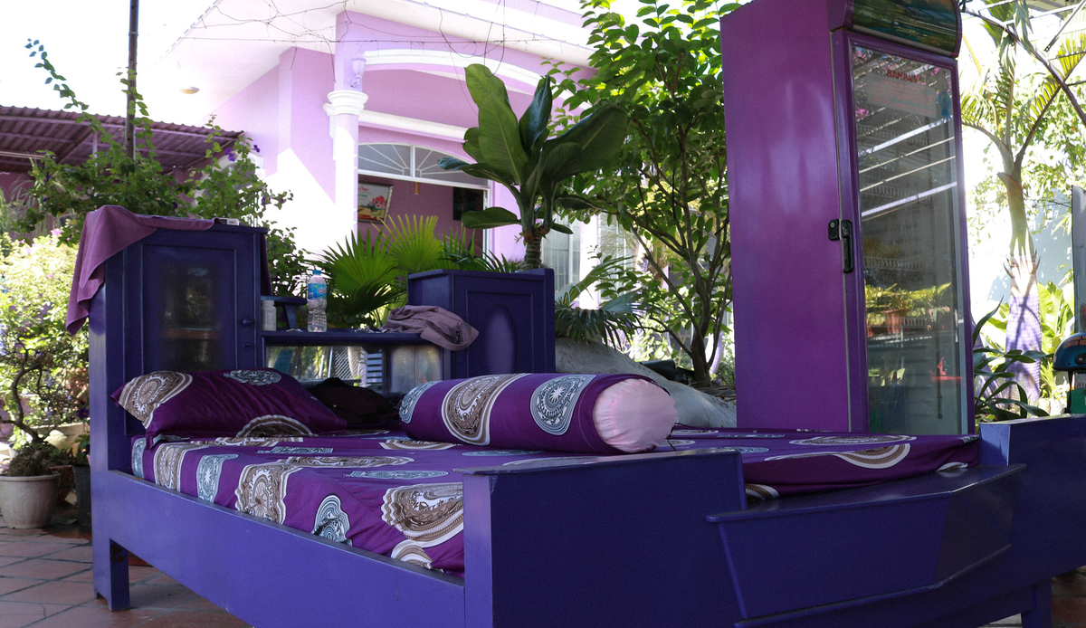 Giường ngủ tím đặc biệt. Ảnh: Nhịp sống việt