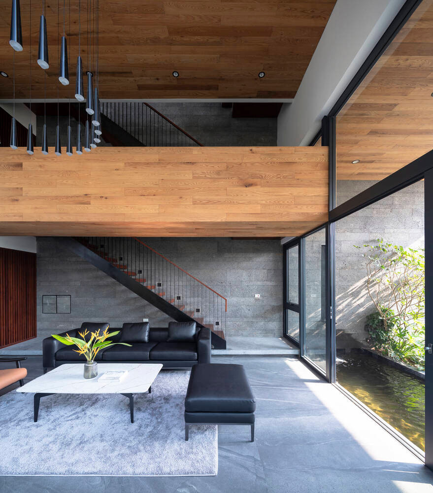 Phòng khách hướng thẳng ra hồ cá.