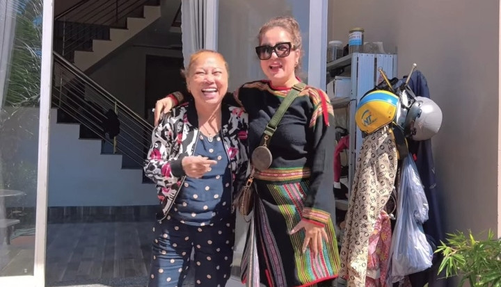 Công việc mỗi ngày của Siu Black đều đặn 5 giờ sáng ra vườn hái rau cho heo ăn, chiều chiều chở ngô đi xay cám.