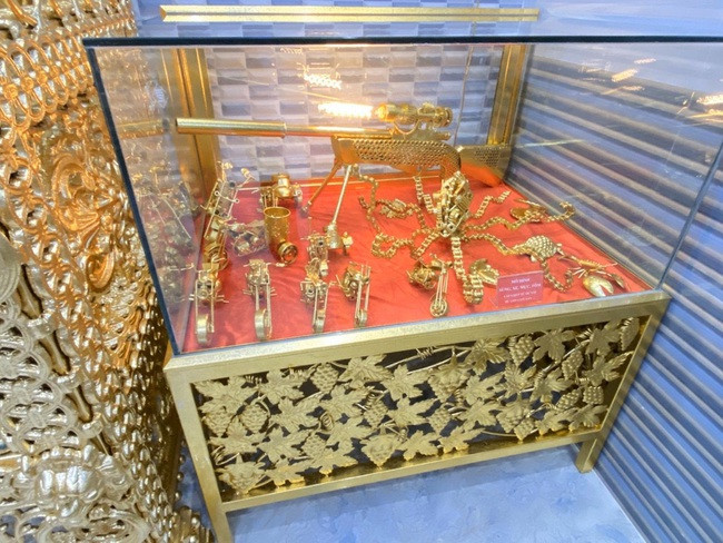 Một số đồ trang trí đặt trong "ngôi nhà dát vàng". Ảnh: Dân Việt