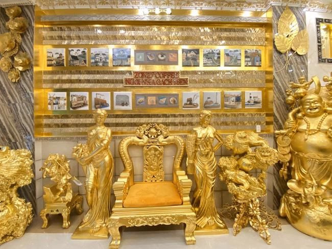 Căn nhà dát vàng được xây dựng kết hợp quán cà phê để du khách tới tham quan, trải nghiệm cuộc sống vương giả. Ảnh: Doanh nhân Việt Nam