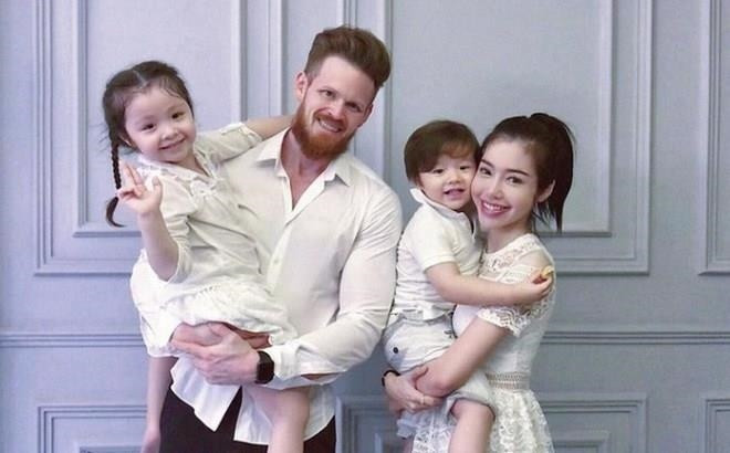 Mới đây, Elly Trần thu hút sự chú ý của cộng đồng mạng khi công khai hình ảnh của chồng và "trà xanh", đồng thời gửi lời cầu cứu đến mọi người vì giữa hai vợ chồng có mâu thuẫn trong việc thỏa thuận quyền nuôi con.