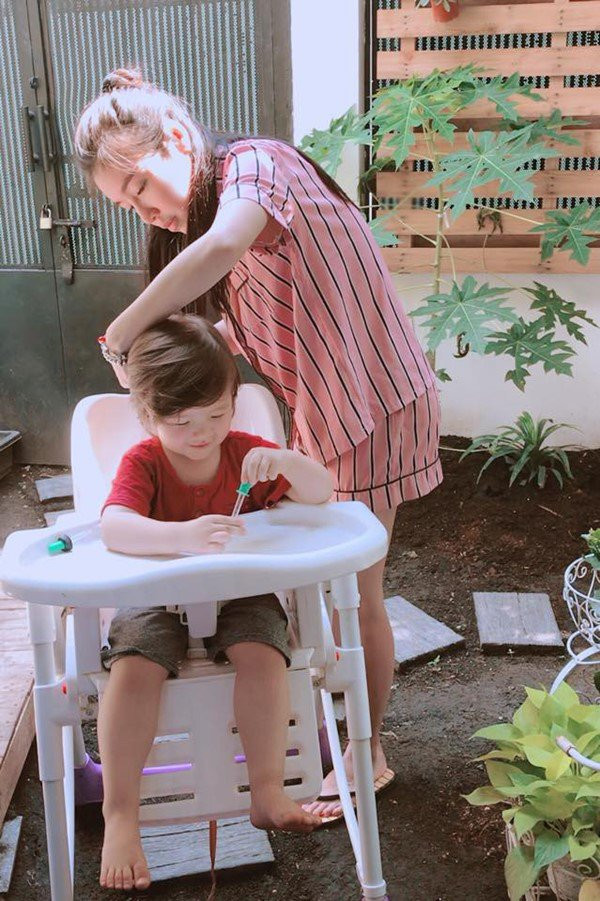 Elly Trần có cuộc sống hôn nhân kín tiếng với chồng người Mỹ suốt hơn 10 năm. Hiện, Elly Trần có hai nhóc tỳ đủ nếp đủ tẻ xinh xắn.