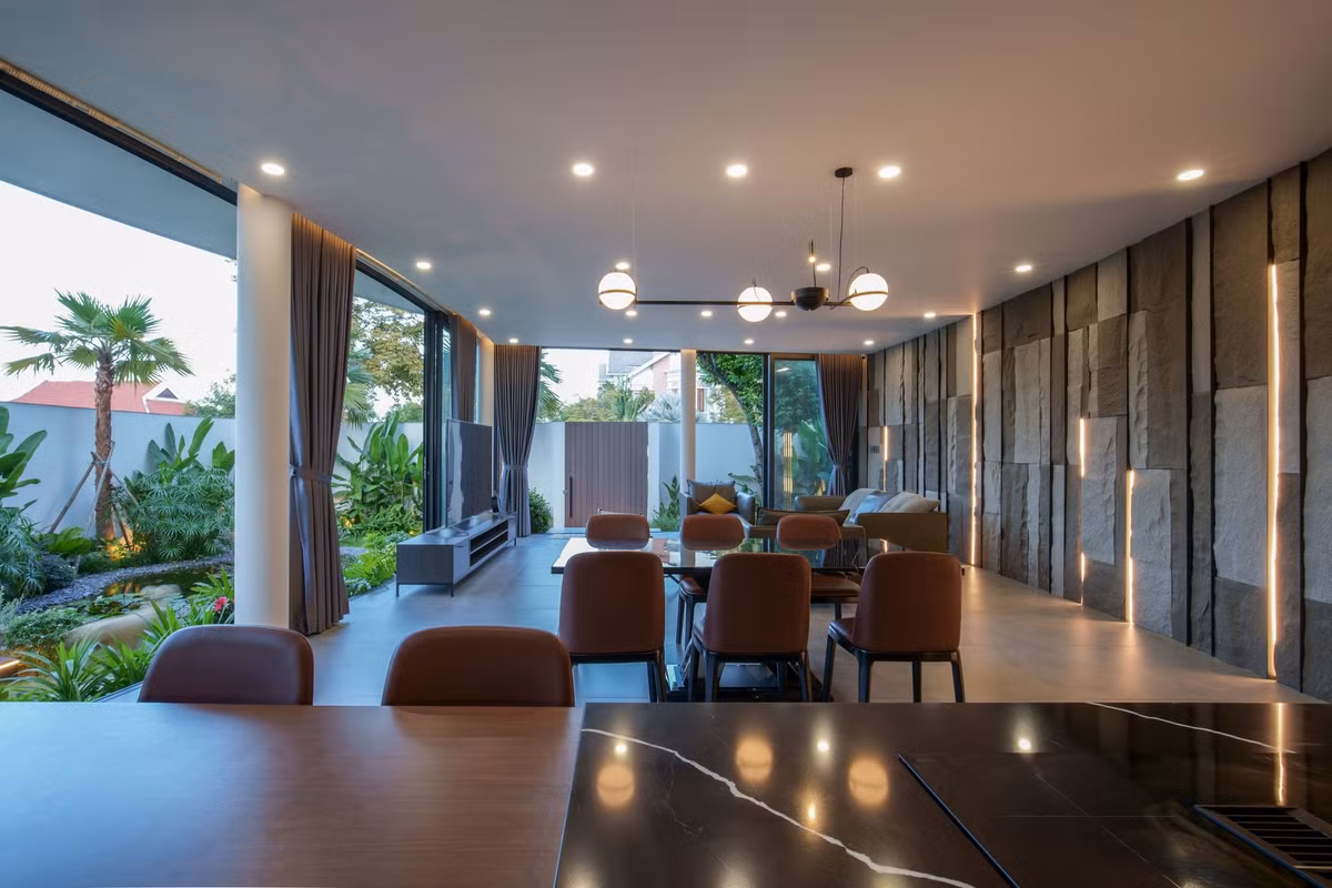 Không gian sân vườn giống như một khoảng đệm, có tác dụng lọc tiếng ồn từ môi trường bên ngoài và ô nhiễm khói bụi.