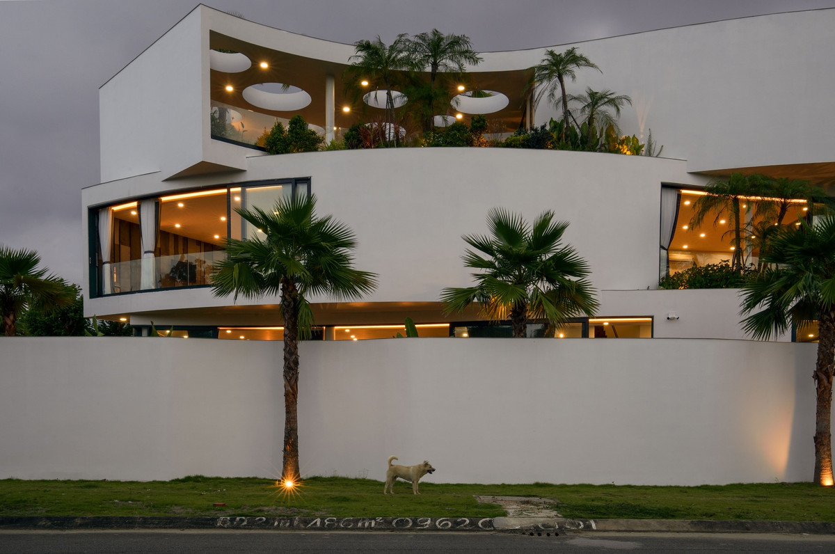 Khó khăn đối với nhóm kiến trúc sư là làm sao đảm bảo an toàn về mặt kết cấu mà vẫn đạt hiệu quả thẩm mỹ. Cuối cùng, phương án vượt nhịp bằng công nghệ sàn rỗng được lựa chọn.