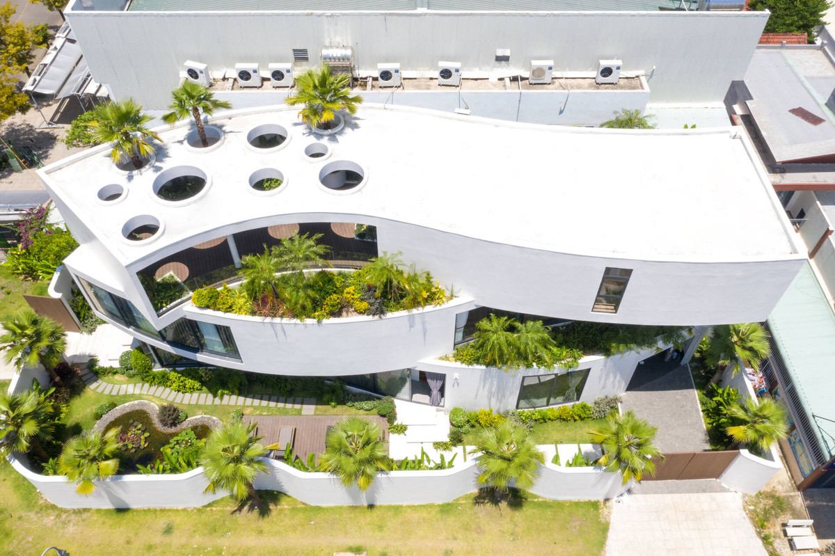 Hệ thống cây xanh dày đặc của ngôi nhà 3 tầng nhìn từ trên cao. Nguồn ảnh: 85 Design