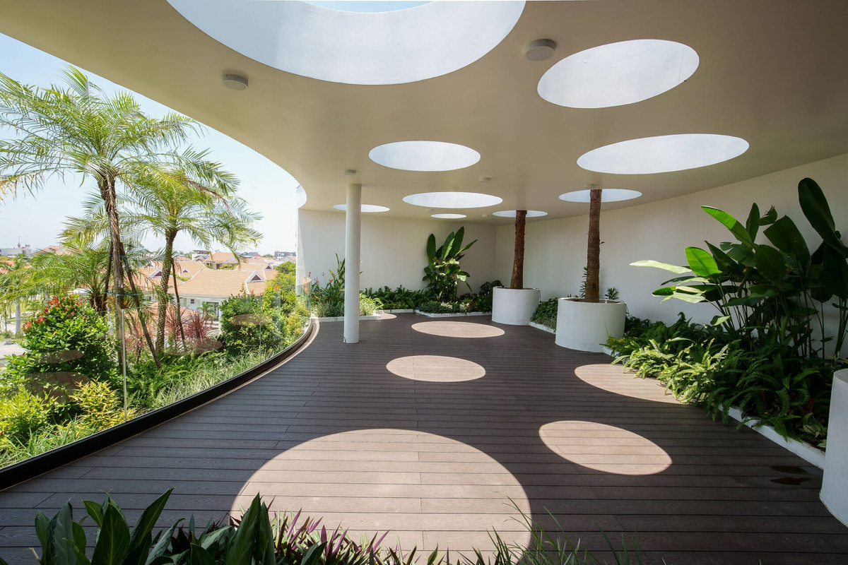 Sân vườn ở tầng 3 thiết kế theo phong cách resort, tràn ngập cây xanh và ánh nắng tự nhiên.