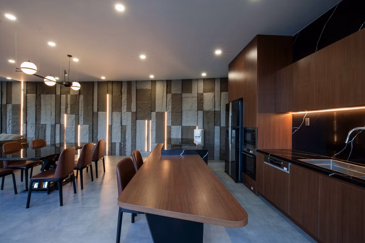 Nhà bếp rộng rãi đầy đủ tiện nghi.