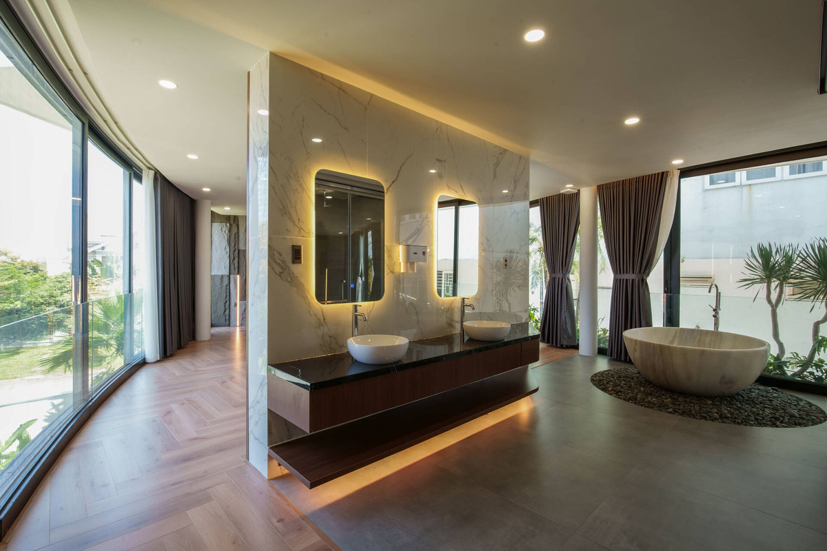 Phòng ngủ master được thiết kế như một căn hộ nghỉ dưỡng.