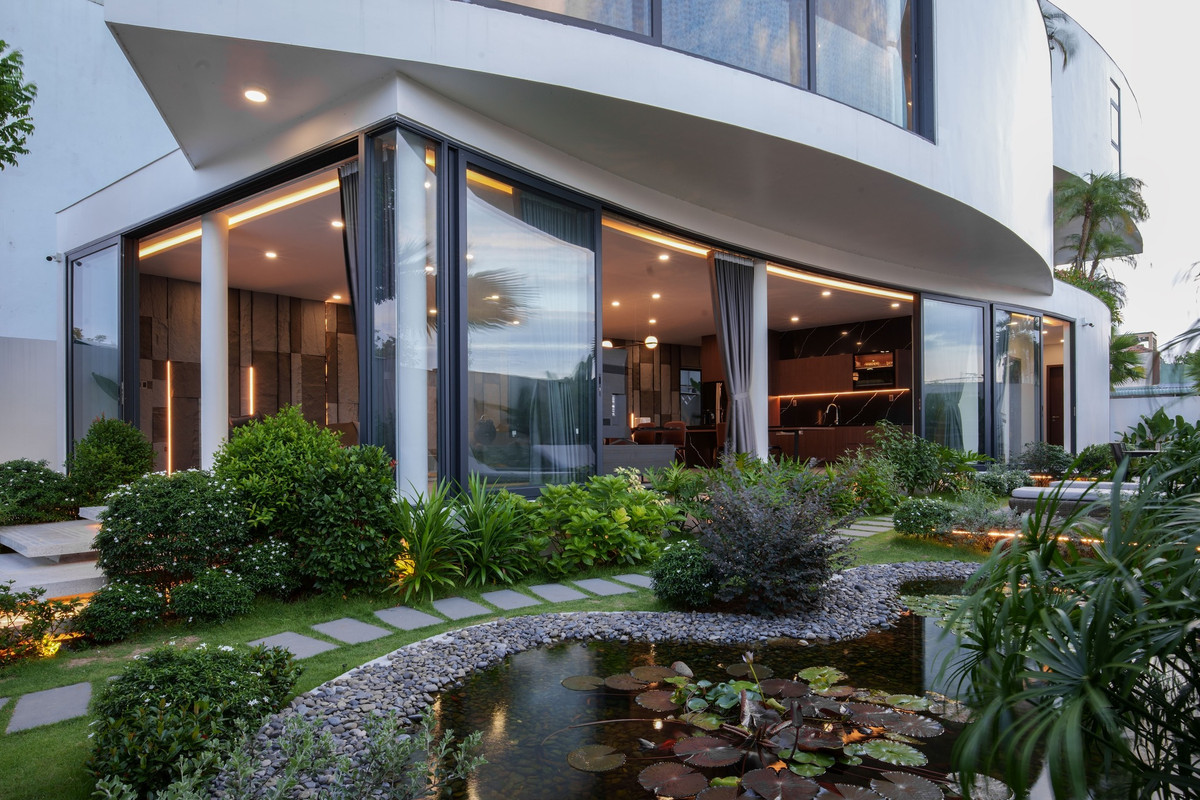 Sân vườn trở thành không gian thư giãn lý tưởng cho mọi người.