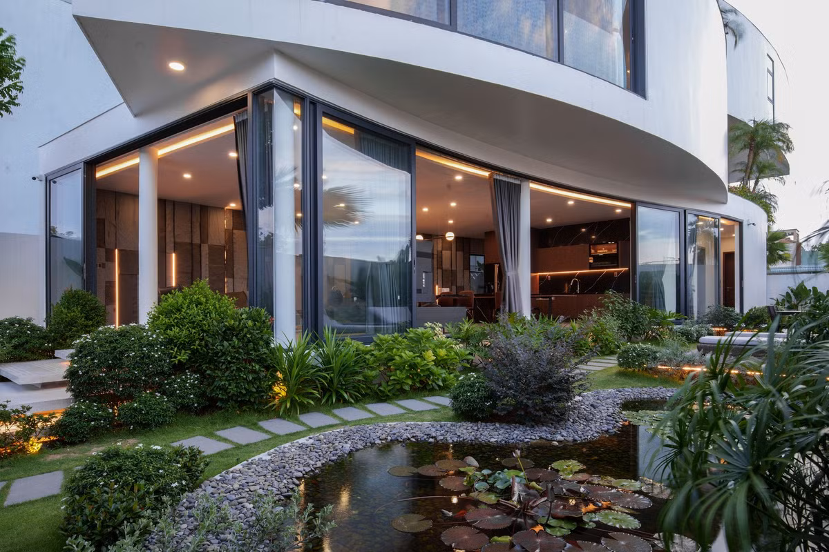 Sân vườn trở thành không gian thư giãn lý tưởng cho mọi người.