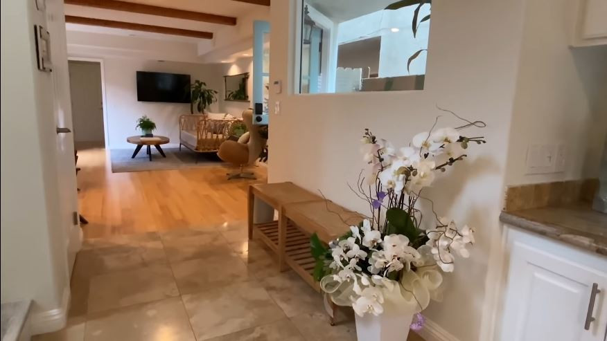 Nữ MC quyết định bít 2 cửa này lại, đồng thời thêm một ô cửa sổ bằng kính trong suốt để lấy ánh sáng từ bên ngoài.