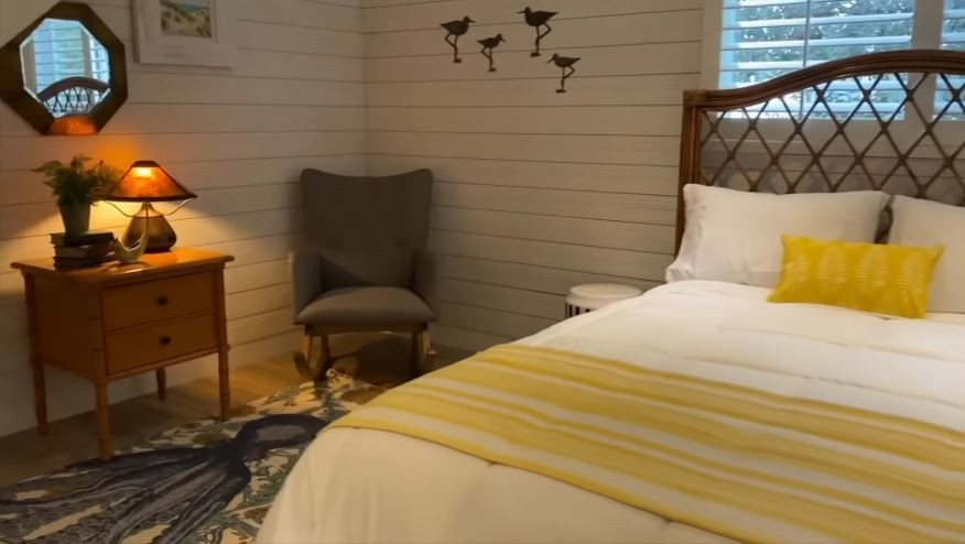 Do đó, Kỳ Duyên đổi vị trí giường ra cửa sổ, đặt thêm bàn đọc sách dưới mái trên để tạo không gian ấm cúng.