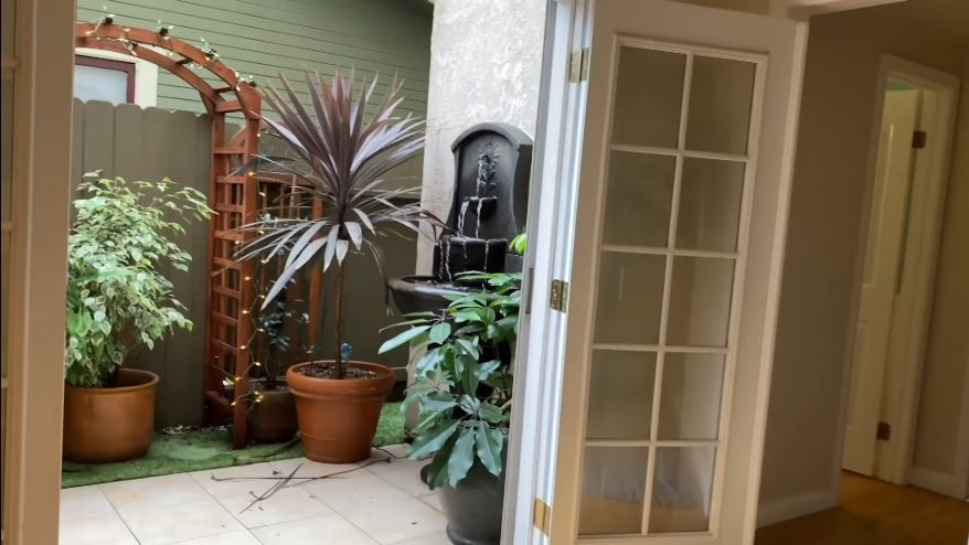 Ở phía đối diện, nữ MC thiết kế cánh cửa mở ra không gian đọc sách, có tiểu cảnh.