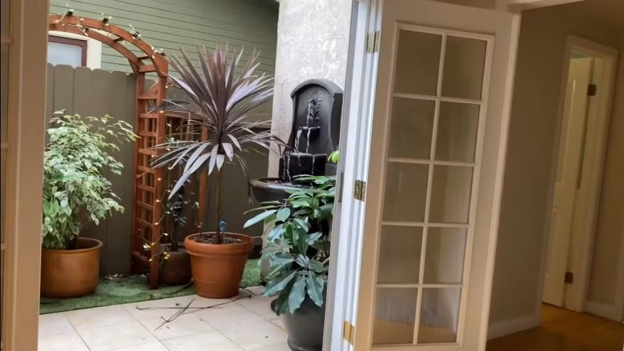 Ở phía đối diện, nữ MC thiết kế cánh cửa mở ra không gian đọc sách, có tiểu cảnh.