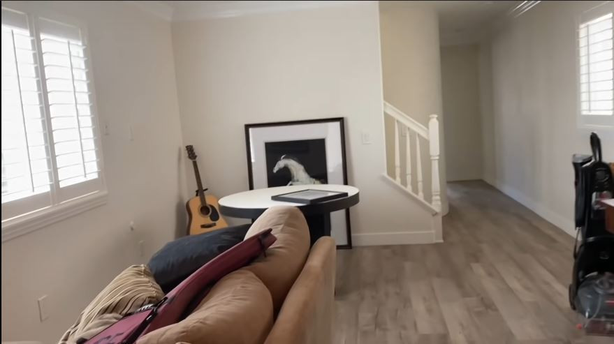 Phía trên cầu thang là không gian mở nhưng cách sắp xếp đồ đạc khiến không gian nhỏ đi.