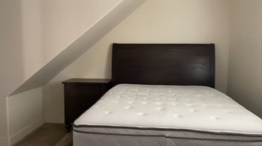 Phòng ngủ thứ 2 được chủ cũ đặt đầu giường dưới một góc chết, bất hợp lý.