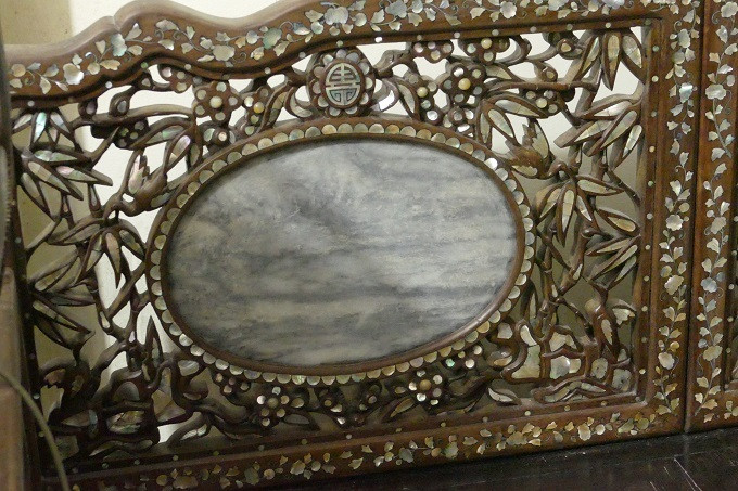 Trải qua nhiều biến cố, long sàng thất lạc ra ngoài dân gian và được mua đi, bán lại qua nhiều đời chủ. Tuy nhiên, đến nay, lai lịch chiếc long sàng vẫn còn là một ẩn số. Ảnh: Vietnamnet