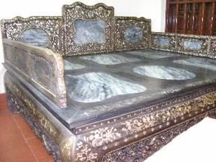 Người ta cho rằng, đây là chiếc long sàng của một vị vua đời nhà Thanh (Trung Quốc) tặng cho vua nhà Nguyễn. Ảnh: Nông nghiệp