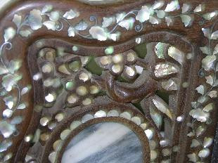 Chiếc long sàng được làm hoàn toàn từ gỗ trắc, dài 2,7m và ngang 1,7m. Ảnh: Nong nghiệp