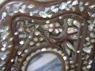 Chiếc long sàng được làm hoàn toàn từ gỗ trắc, dài 2,7m và ngang 1,7m. Ảnh: Nong nghiệp