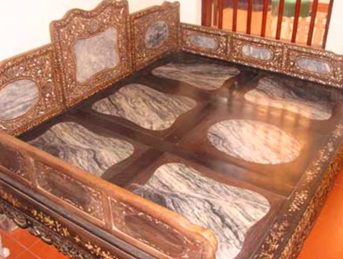 Chẳng hạn như ông Vương Văn Thực nắm giữ chiếc “ long sàng đế vương” nạm tới 86 viên ngọc trai và vô vàn trai, ốc quý hiếm. Ảnh: Vietnamnet