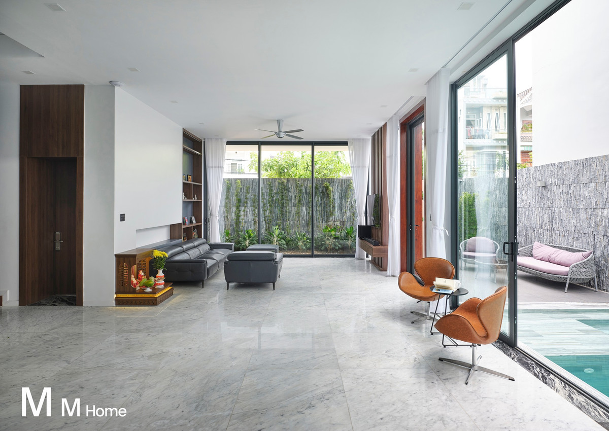 Tầng 1 bao gồm gara, phòng khách, bếp, phòng ngủ master và khu vực giặt sấy.