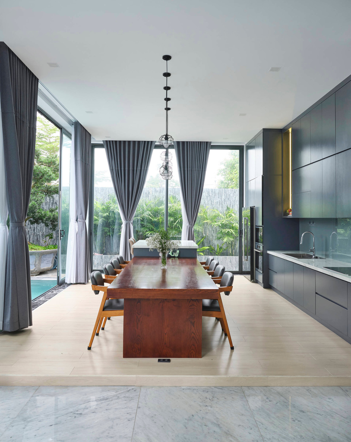 Khu vực bếp ăn được “phân chia” bằng cao độ sàn.