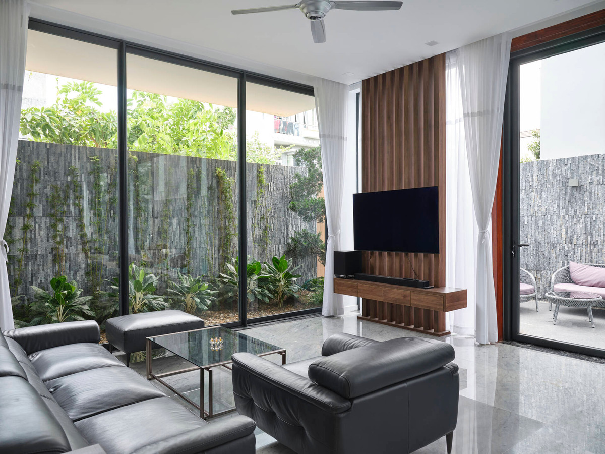 Xung quanh tầng 1 sử dụng hệ cửa kính hoàn toàn kết hợp rèm che tạo độ thông thoáng cần thiết nhưng vẫn đảm bảo ánh nắng không chiếu trực tiếp vào bên trong.