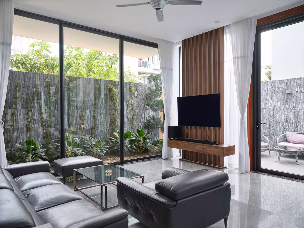 Xung quanh tầng 1 sử dụng hệ cửa kính hoàn toàn kết hợp rèm che tạo độ thông thoáng cần thiết nhưng vẫn đảm bảo ánh nắng không chiếu trực tiếp vào bên trong.