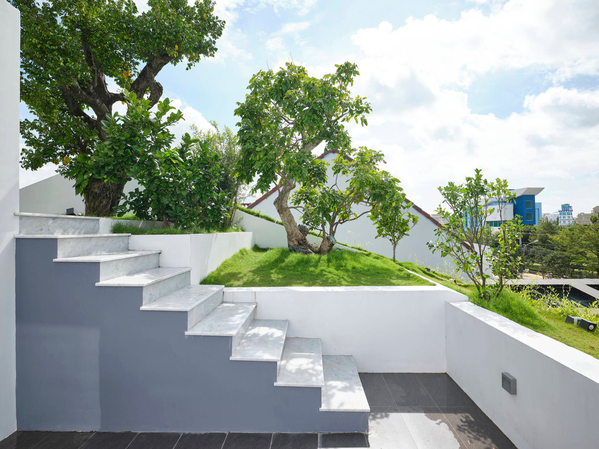 Khu vườn sân thượng được thiết kế dốc để tránh tình trạng đọng nước trên mái. Nguồn ảnh: M MHome