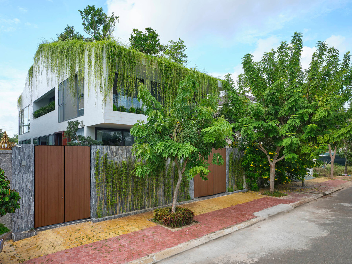 Gia chủ vốn là người yêu thiên nhiên, muốn sở hữu một không gian sống gần gũi cỏ cây hoa lá cỏ cây, tràn ngập cây xanh từ ngoài vào trong, từ trên xuống dưới.