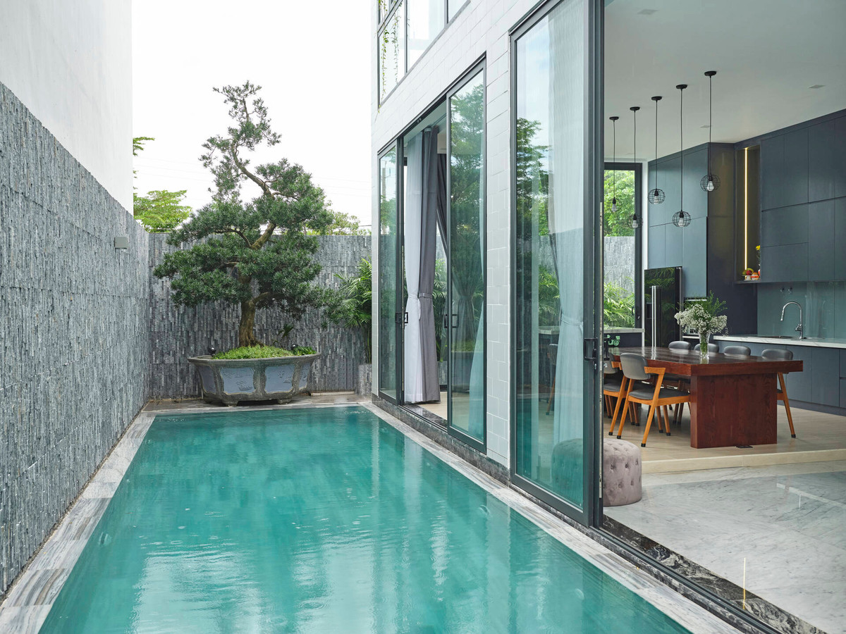 Bể bơi chạy dọc theo chiều dài của không gian sinh hoạt chung.