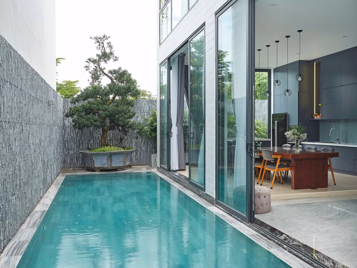 Bể bơi chạy dọc theo chiều dài của không gian sinh hoạt chung.