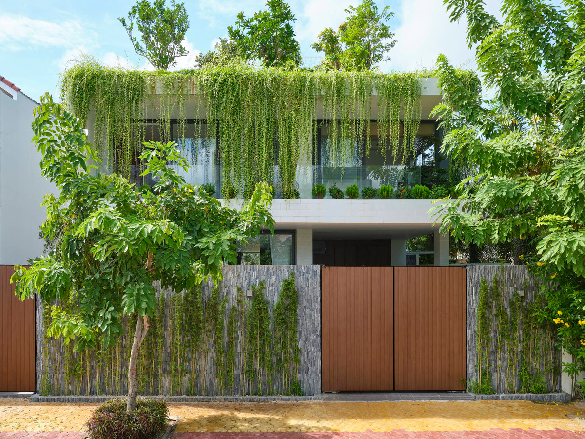 Mặt tiền của ngôi nhà được bao phủ bởi nhiều hệ cây xanh khác nhau, làm tăng tính kết nối với thiên nhiên, xoá tan sự ngột ngạt của phố thị.