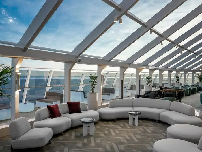 Trên tàu được thiết kế câu lạc bộ du thuyền có 152 cabin và hai dãy phòng. Các tiện nghi tại đây bao gồm hồ bơi riêng và dịch vụ quản gia 24 giờ.