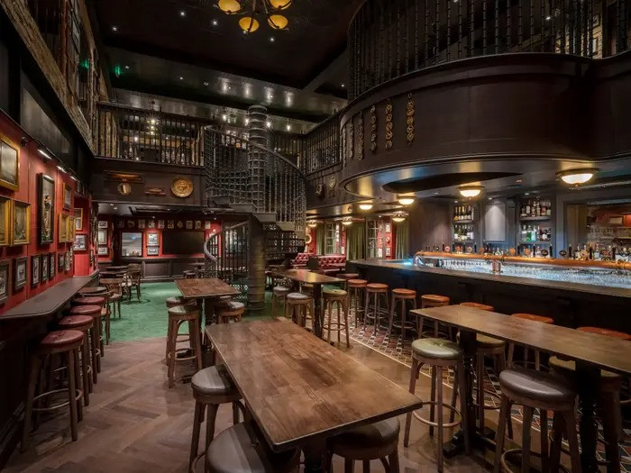 MSC World Europa cũng có 21 quán bar và một sòng bạc.