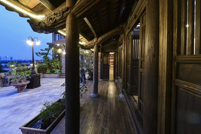 Gỗ luôn là vật liệu được sử dụng nhiều nhất khi xây nhà cổ truyền thống. Ảnh: Dân Việt