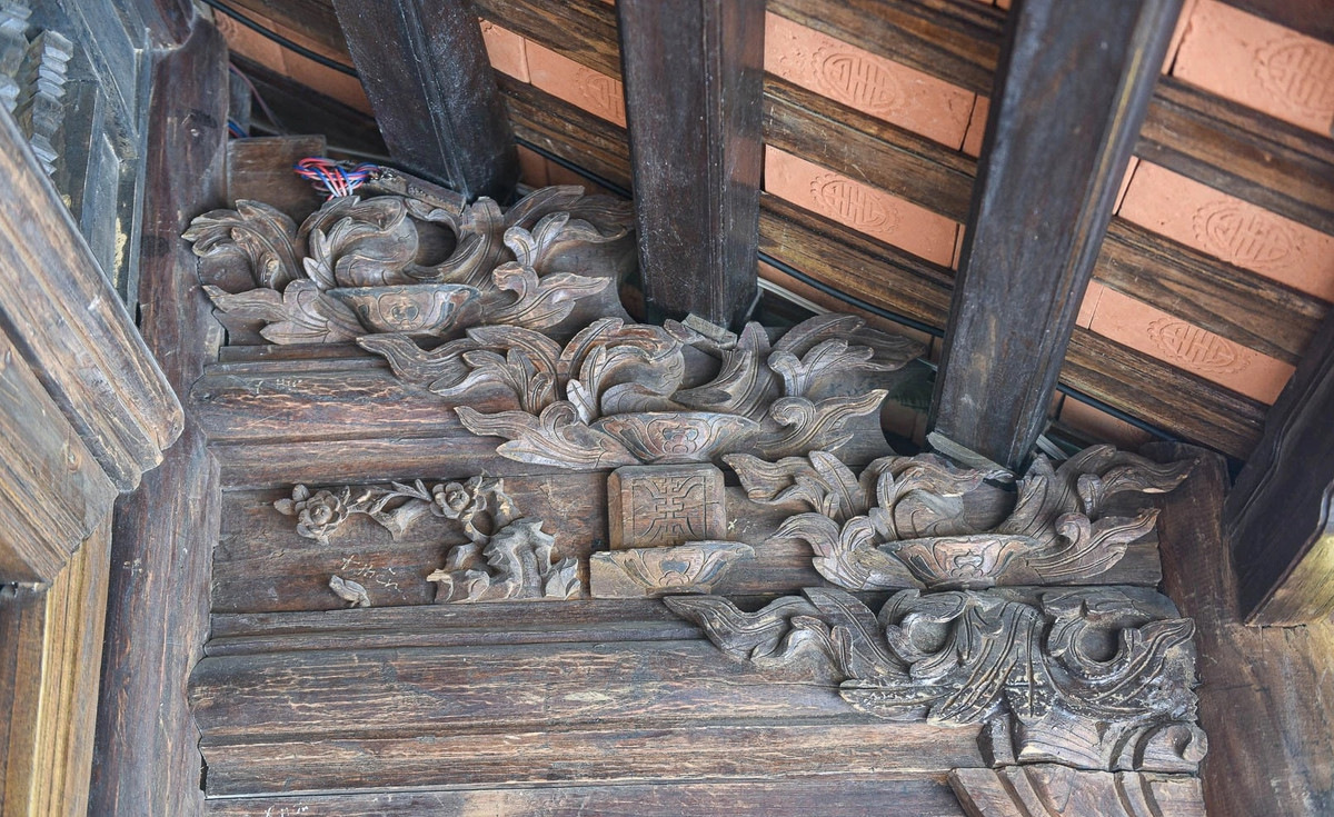 Các hoạ tiết gỗ được chạm trổ cầu kỳ, bắt mắt. Ảnh: Dân trí