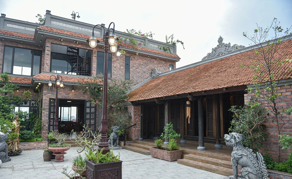 Do đó, vợ chồng chị Liên quyết định giữ lại ngôi nhà cổ trăm tuổi nhưng di chuyển lên vị trí nóc biệt thự. Ảnh: Vietnamnet