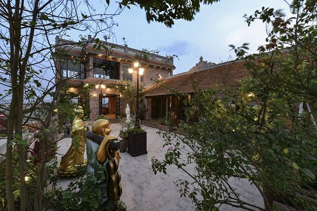 Sân trước được trồng nhiều cây cảnh, tạo không gian thiên nhiên xanh mát. Ảnh: Dân Việt