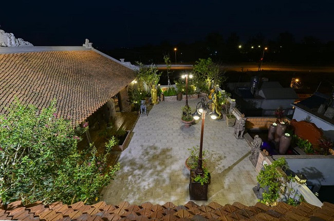 Ngôi nhà cổ lung linh dưới ánh điện vào buổi tối. Ảnh: Dân Việt