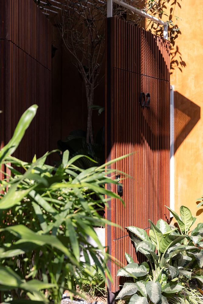 Tận dụng lợi thế của con hẻm yên tĩnh, kiến trúc sư khai thác không gian ngoài trời nhằm kết nối với bên trong.