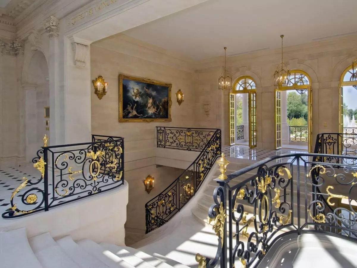 Bên trong toà lâu đài xa hoa này có hộp đêm và đài phun nước dát vàng bắt mắt. Ảnh: Indiatimes