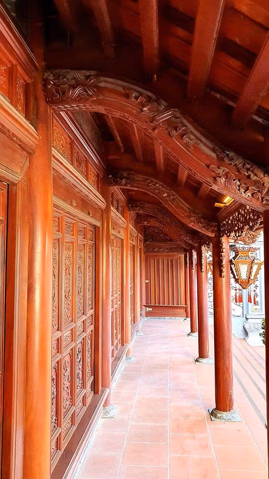 Từng chi tiết trang trí trên cột, kèo, cửa đều được chạm trổ tỉ mỉ, tinh xảo. Ảnh: Dân trí